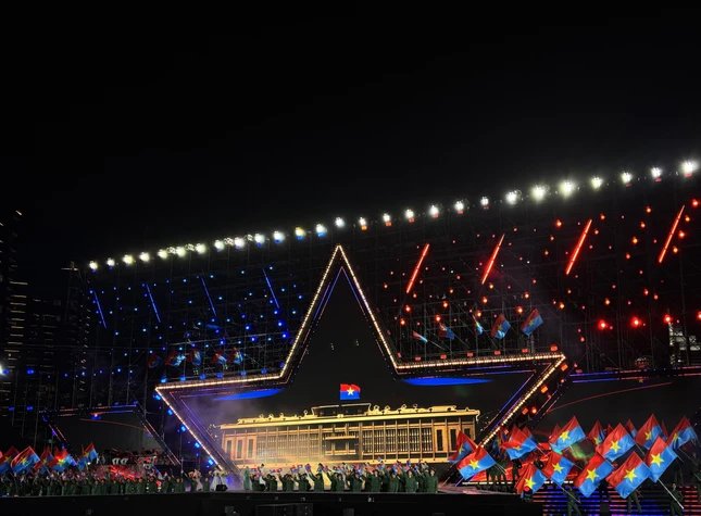 Sân khấu chương trình được ứng dụng công nghệ trình diễn hiện đại...