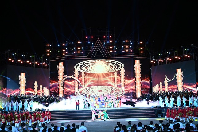 Sân khấu tại Quảng trường Ba Đình lịch sử, điểm cầu Thủ đô Hà Nội - Ảnh: Báo Tiền Phong Sân khấu tại Quảng trường Ba Đình lịch sử, điểm cầu Thủ đô Hà Nội - Ảnh: Báo Tiền Phong