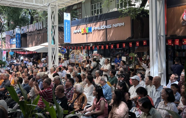 Đông đảo bạn bè, độc giả yêu thích những trang viết của bác sĩ, cư sĩ Đỗ Hồng Ngọc đến tham dự buổi trò chuyện Đông đảo bạn bè, độc giả yêu thích những trang viết của bác sĩ, cư sĩ Đỗ Hồng Ngọc đến tham dự buổi trò chuyện