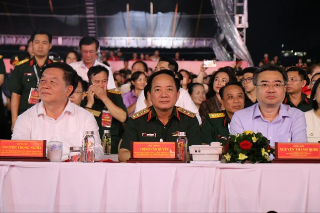 Từ trái sang: ông Nguyễn Trọng Nghĩa, Trưởng ban Tuyên giáo và Dân vận T.Ư; Đại tướng Trịnh Văn Quyết, Chủ nhiệm Tổng cục Chính trị QĐND Việt Nam; ông Nguyễn Thanh Nghị, Phó Bí thư Thường trực Thành ủy TP.HCM