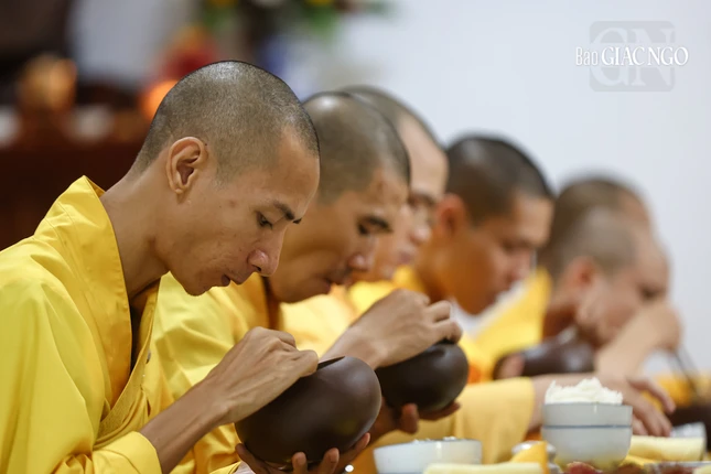 Quảng Hương Già Lam có chúng học tăng đông đảo, đa phần còn khá trẻ, xuất thân ở các tự viện thuộc các tỉnh miền Trung vào Nam học tập