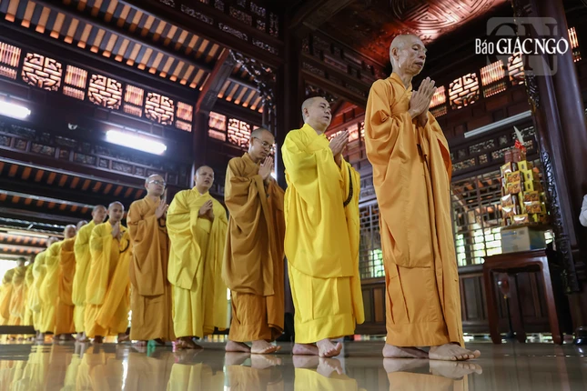 Cuối mùa an cư, các vị chúng trưởng sẽ họp lại, đề cử 4 vị Tăng có kỷ luật trong sinh hoạt và sự tinh tấn tu học trong chúng của mình để chư Tăng bỏ phiếu kín nhằm quyết định cử ra 1 vị thọ y công đức vào ngày Tự tứ