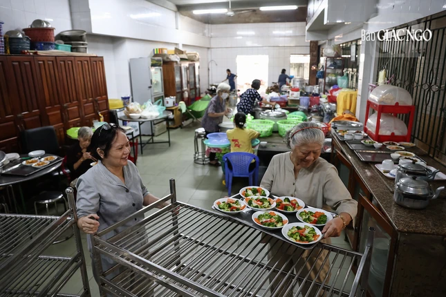 Và để duy trì sự sinh hoạt, tu học của chư Tăng, không thể không kể đến phần nào sự đóng góp âm thầm của các Phật tử, cư sĩ phát tâm công quả mỗi ngày