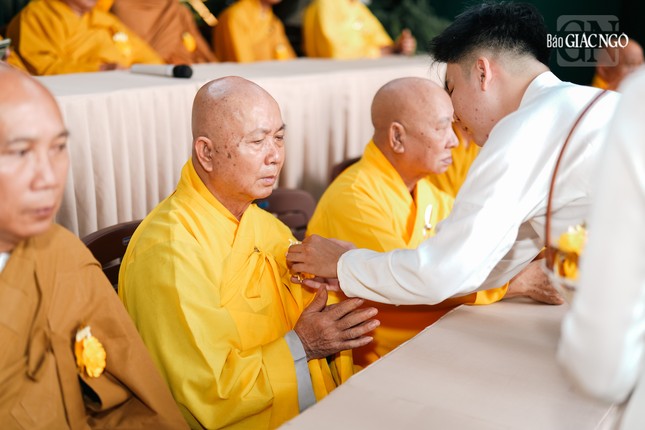 Thực hiện nghi thức Bông hồng cài áo trong buổi lễ