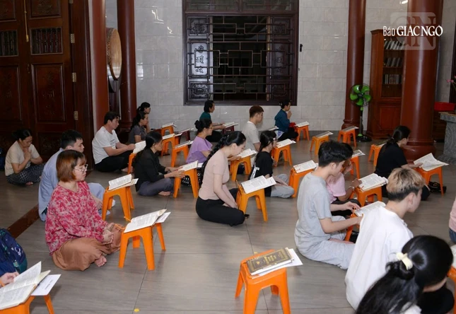 Mặc dù những ngày qua, TP.HCM thường xuyên có mưa lớn vào mỗi buổi chiều tối, tuy nhiên, rất đông Phật tử và người dân vẫn đến chùa tham dự thời khóa tụng kinh