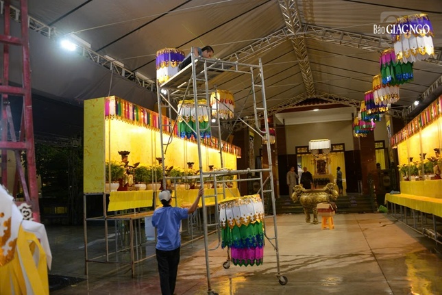 Công tác thiết trí đàn tràng đang được khẩn trương thực hiện