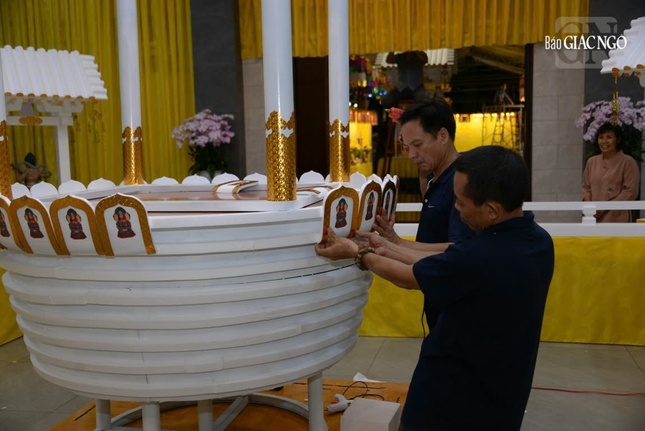 Nhiều phần trang trí được làm thủ công và phải mất rất nhiều thời gian để thực hiện