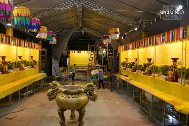 Hiện tại, công việc thiết trí đàn tràng chùa Phổ Quang đã đạt được khoảng 70%