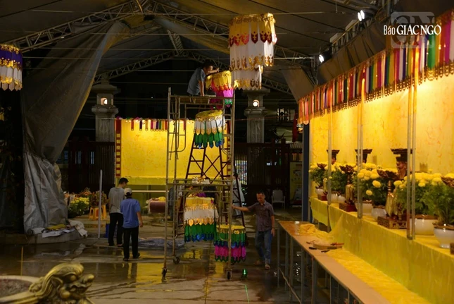 Theo dự kiến, việc thiết trí đàn tràng sẽ được hoàn thiện trong ngày mai