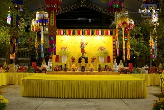 Đàn tràng được thiết đặt với hai khu vực nội đàn và ngoại đàn theo nguyên tắc bố trí được quy định trong khoa nghi