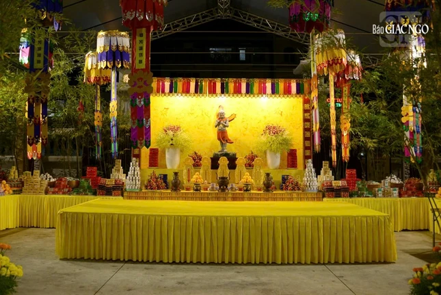 Đàn tràng được thiết đặt với hai khu vực nội đàn và ngoại đàn theo nguyên tắc bố trí được quy định trong khoa nghi