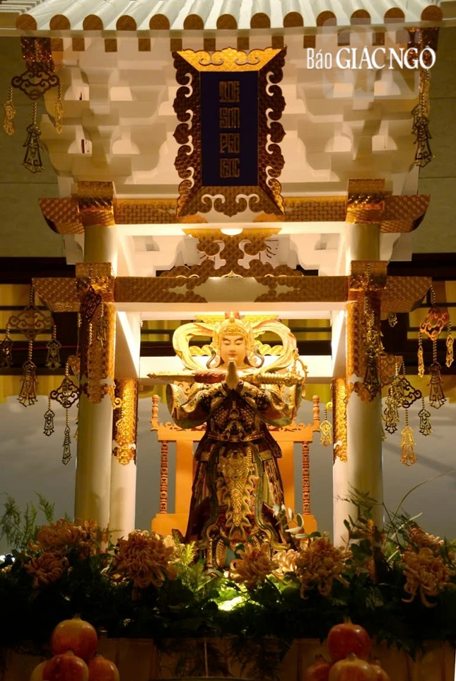 Đài Hộ Pháp Vi Đà trấn giữ trước khu vực nội đàn