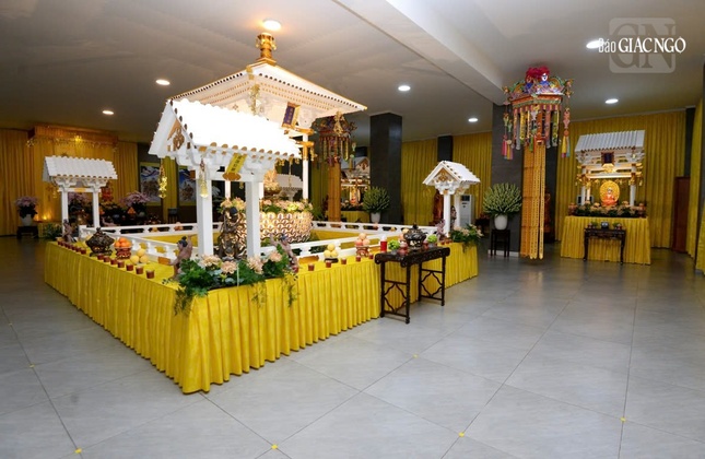 Tượng Tỳ-lô-giá-na Như Lai được đặt trên đài sen nghìn cánh, bốn góc có Tứ đại Thiên vương hộ trì. Theo quan niệm vũ trụ quan Phật giáo cổ đại, bốn vị Thiên vương này cai quản các bộ chúng ở bốn hướng của núi Tu-di, trung tâm của vũ trụ