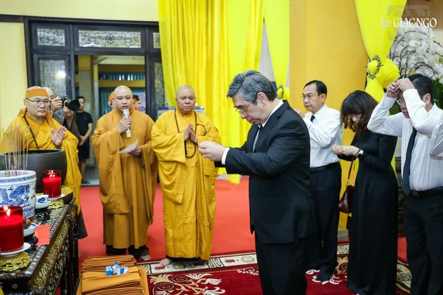 Phó Bí thư Thành ủy Nguyễn Phước Lộc cùng phái đoàn dâng hương kính viếng Giác linh Trưởng lão Hòa thượng Thích Trí Tịnh