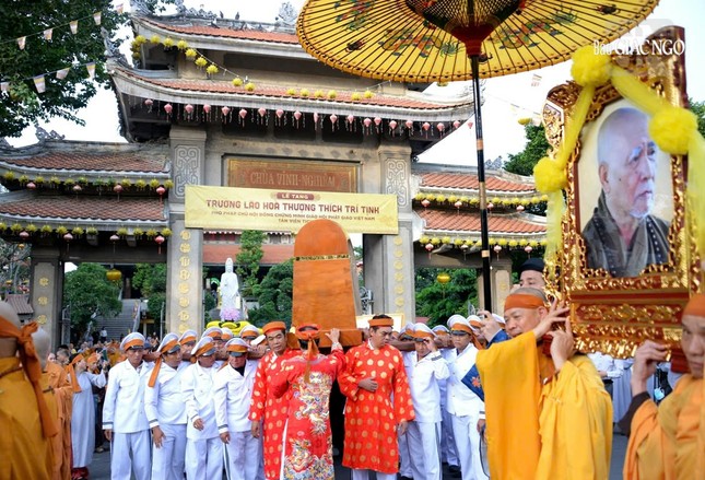 Cung thỉnh kim quan Trưởng lão Hòa thượng về nhập tháp tại Linh Phong Thiền Uyển