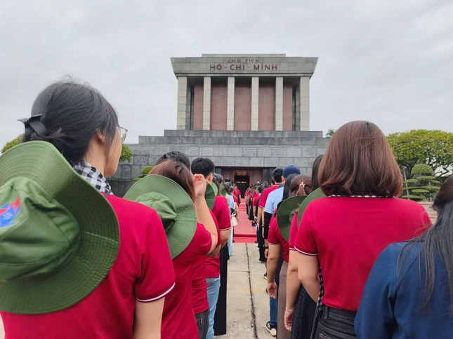 Đoàn đại biểu dâng hoa, vào lăng viếng Chủ tịch Hồ Chí Minh