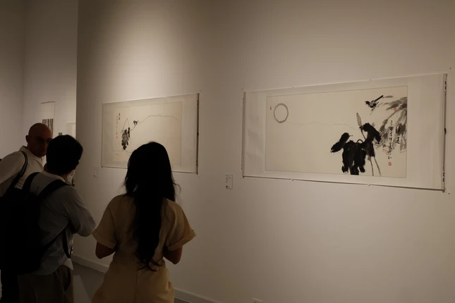 Từ rất sớm, đông đảo khách mời đã có mặt tham dự buổi khai mạc triển lãm