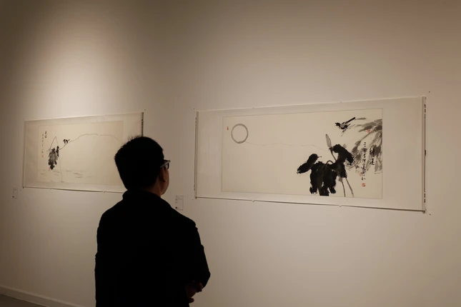 “Sự minh triết, giản dị và hóm hỉnh” vẫn là tinh thần và phong cách chủ đạo mà Trầm Kim Hòa theo đuổi trong thiền họa - thư pháp