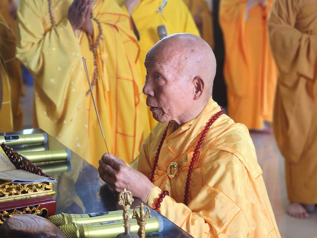 Trưởng lão Hòa thượng Thích Huệ Thường dâng hương tưởng niệm