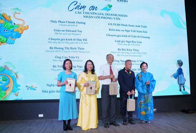 Theo chia sẻ của tác giả Trần Tuệ Tri, để hoàn tất cuốn sách của mình, chị đã nhận được rất nhiều sự hỗ trợ, góp ý từ các chuyên gia, trí thức, thân hữu đến từ nhiều lĩnh vực khác nhau