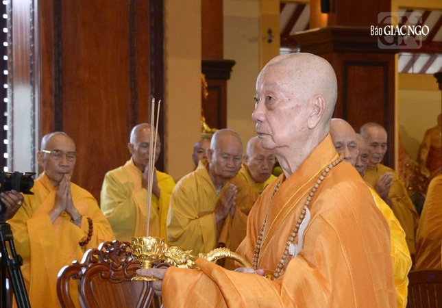 Đức Pháp chủ niêm hương cúng dường Giác linh