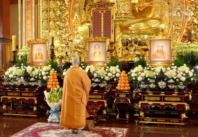 Hương án tưởng niệm chư vị Pháp chủ, chư vị Trưởng lão Hội đồng Chứng minh đã viên tịch được cung thiết trang nghiêm tại chánh điện Việt Nam Quốc Tự