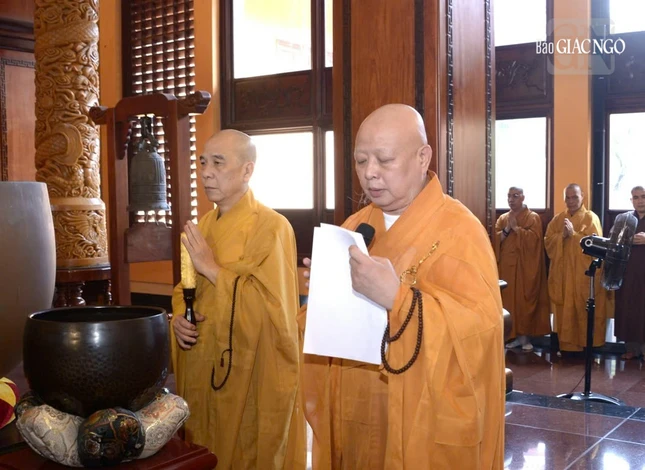 Hòa thượng Thích Lệ Trang xướng lễ chúc tán