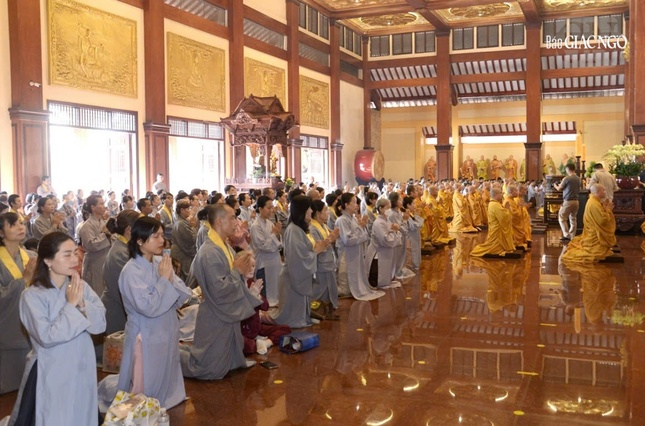 Đông đảo Phật tử vân tập tham dự, hướng về tưởng niệm Giác linh chư vị Pháp chủ, Trưởng lão với công hạnh sâu dày, đức độ uy nghi, là tấm gương sáng ngời cho hàng hậu tấn noi theo