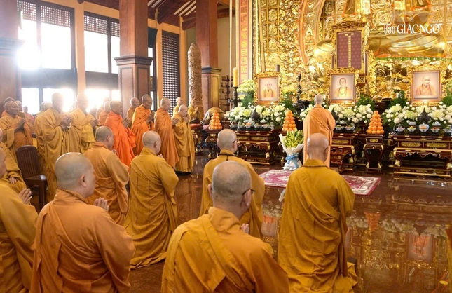 Buổi lễ được cử hành trong không khí trang nghiêm, thành kính