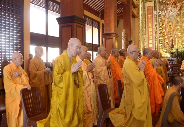 Chư vị Trưởng lão Hội đồng Chứng minh nhất tâm mật niệm