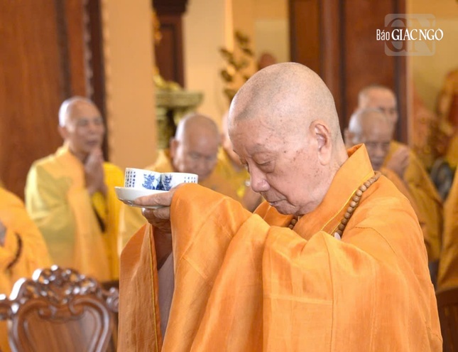 Đức Pháp chủ tiến trà cúng dường Giác linh