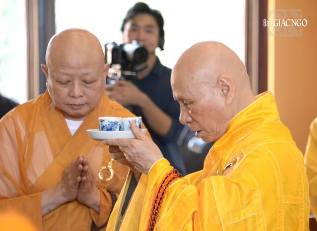 Trưởng lão Hòa thượng Phó Pháp chủ dâng trà cúng dường