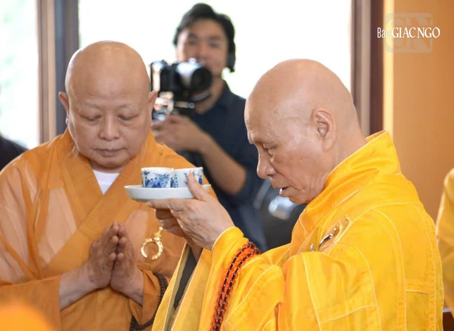 Trưởng lão Hòa thượng Phó Pháp chủ dâng trà cúng dường