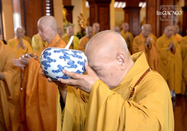 Trưởng lão Hòa thượng Phó Pháp chủ, Chủ tịch Hội đồng Trị sự dâng phạn thực cúng dường