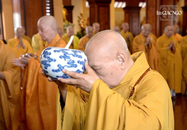 Trưởng lão Hòa thượng Phó Pháp chủ, Chủ tịch Hội đồng Trị sự dâng phạn thực cúng dường