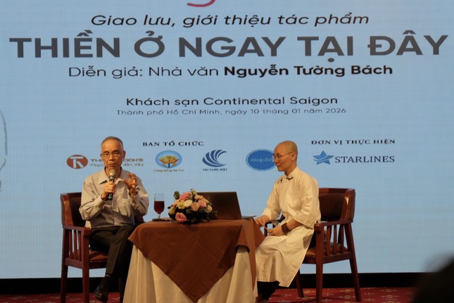 Trong phần giao lưu với thính giả, Tiến sĩ Nguyễn Tường Bách đã đưa ra kiến giải cho câu hỏi khá thú vị về sự khác biệt giữa cái thấy thông thường và cái thấy thấu suốt của sự giác ngộ