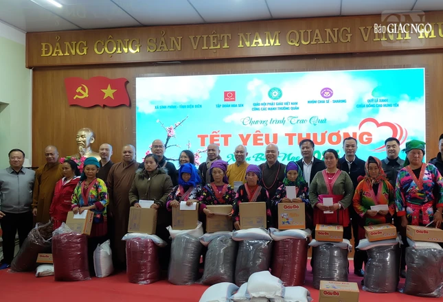 Đoàn trao tặng quà đến đồng bào dân tộc tại xã Sính Phìn