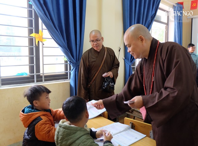 Thượng tọa Thích Thanh Phong đến thăm các lớp học tại trường dân tộc bán trú tại xã Sín Chải