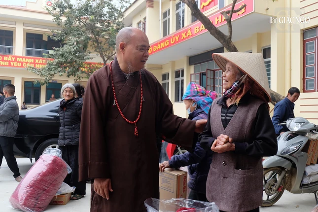 Thượng tọa Thích Thanh Phong hỏi thăm về đời sống, sinh hoạt bà con tại xã Bảo Hà, tỉnh Lào Cai