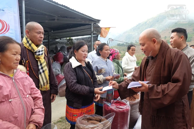 Thượng tọa Thích Thanh Phong trao phần hiện kim hỗ trợ các hộ dân sinh sống tại bản Nậm Vạc 1, Nậm Vạc 2 thuộc vùng biên giới tỉnh Lai Châu