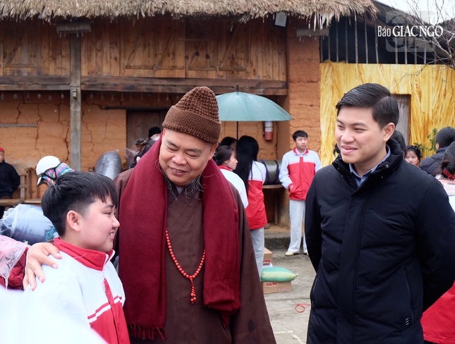 Thượng tọa Thích Thanh Phong ân cần thăm hỏi các em học sinh người dân tộc thiểu số tại xã Quản Bạ