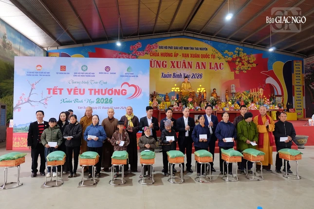 Trao quà cho người dân có hoàn cảnh khó khăn tại phường Vạn Xuân, tỉnh Thái Nguyên