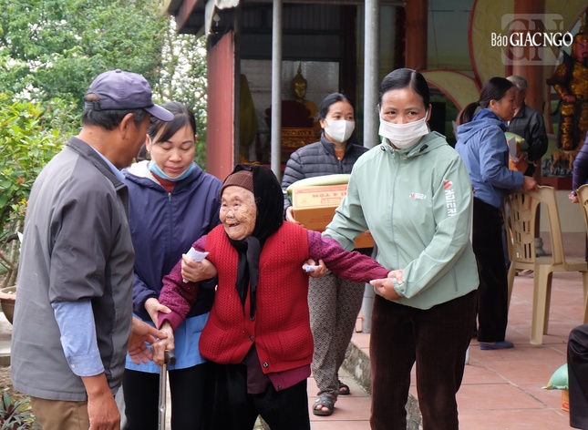 Những phần quà tuy khiêm tốn về mặt vật chất nhưng chứa đựng giá trị to lớn về tinh thần, gửi trao sự động viên cần thiết đến những hoàn cảnh còn nhiều cơ cực