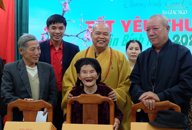 Trong suốt nhiều năm qua, hành trình "Tết yêu thương" do Ban Kinh tế - Tài chính T.Ư phối hợp cùng Ban Từ thiện - Xã hội Phật giáo TP.HCM và các đơn vị, doanh nghiệp, nhà hảo tâm đã bền bỉ gieo những nụ cười xuân ấm áp đến khắp nơi trên cả nước