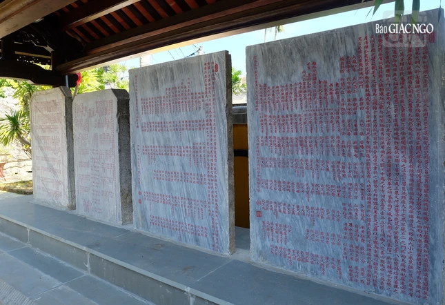 Hiện nay, trong khuôn viên chùa Viên Giác vẫn còn lưu giữ 4 tấm bia đá mang nội dung gắn liền với những dấu mốc quan trọng trong quá trình hình thành và phát triển của chùa