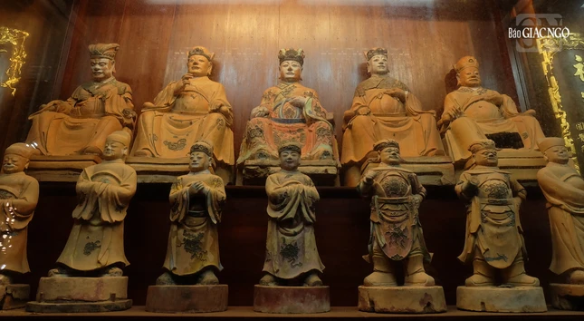 Ở hậu Tổ của chùa còn lưu giữ một hệ thống tượng thờ cổ với tuổi đời hàng trăm năm, được tạo tác bằng đất vẽ màu với chi tiết, tỷ lệ cân đối, sống động.