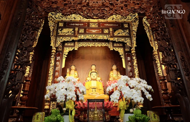 Chánh điện chùa với khám thờ Tam thế Phật, lối thờ tự đặc trưng trong các ngôi chùa miền Trung