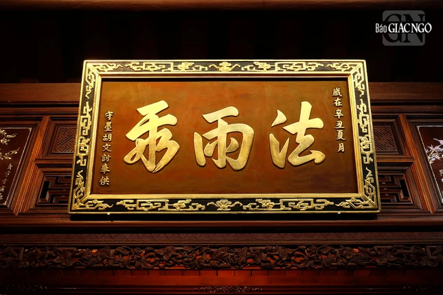 Bên cạnh kiến trúc đặc sắc, chùa Viên Giác còn sở hữu một hệ thống liễn đối, hoành phi lưu giữ qua hàng trăm năm lẫn làm mới qua các đợt đại trùng tu với nội dung và nghệ thuật tạo tác đặc sắc, phong phú