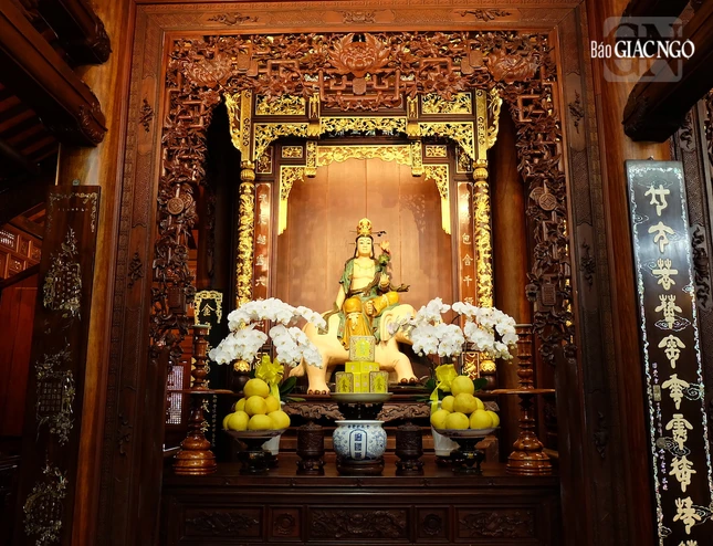 Tất cả các chi tiết công phu thể hiện trình độ tài hoa, điêu luyện của nghệ nhân làng mộc Kim Bồng nổi danh xứ Quảng