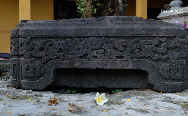 Đây đó trong chùa vẫn còn lưu giữ những di vật, chứng tích của ngôi cổ tự đã trải qua thăng trầm, biến thiên suốt gần 2 thế kỷ